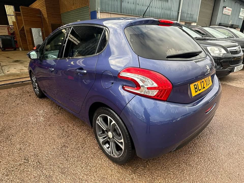 Peugeot 208 Allure 1.6 E-HDI 92 2012