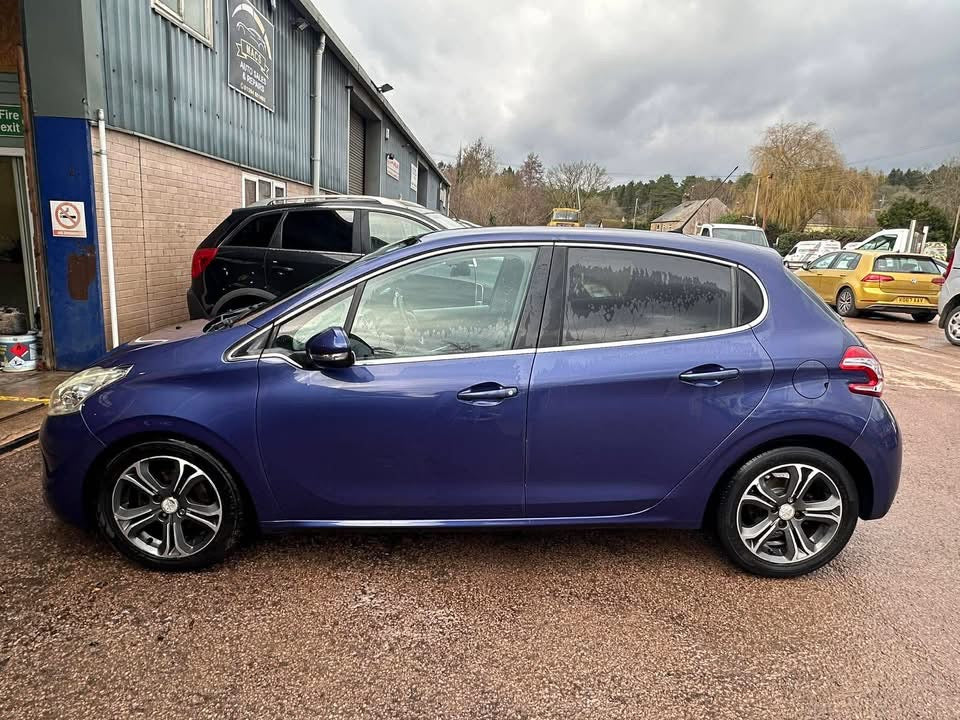 Peugeot 208 Allure 1.6 E-HDI 92 2012